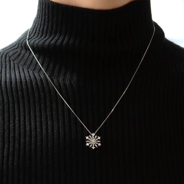 PePe北見店　☆冬の輝き☆雪の結晶ネックレス